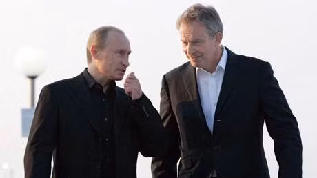 Tổng thống Nga Vladimir Putin và Thủ tướng Anh Tony Blair đi bộ trên bến tàu ở Heiligendamm, Đức, ngày 7/6/2007. Ảnh: AFP