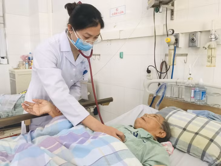 Bác sĩ CKI Nguyễn Thị Quyên (Khoa Hô hấp, Bệnh viện Bãi Cháy) điều cho bệnh nhân mắc COPD.