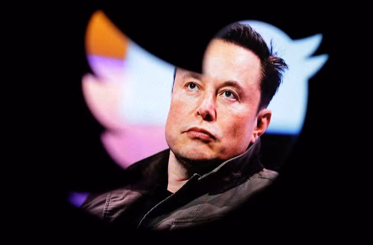 Chân dung Elon Musk nhìn qua logo của Twitter. Ảnh đồ họa: Reuters