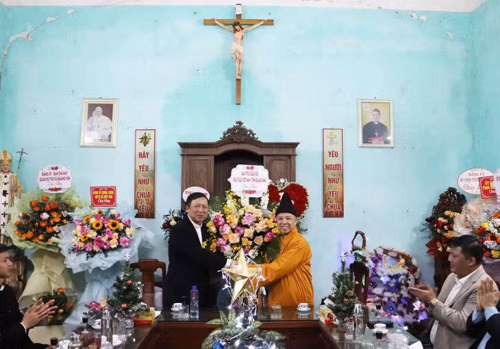 Hòa thượng Thích Thanh Quyết, Phó Chủ tịch Hội đồng Trị sự Trung ương GHPG Việt Nam, Trưởng Ban Trị sự GHPG Việt Nam tỉnh Quảng Ninh tặng hoa chúc mừng Nhà thờ xứ Yên Trì, xã Hiệp Hòa, TX Quảng Yên.
