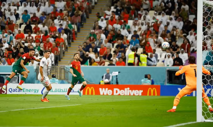 Ramos (trái) mở tỷ số từ cú sút đầu tiên của Bồ Đào Nha trong trận. Ảnh: Reuters
