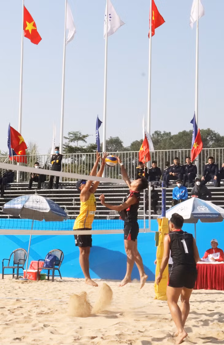 Trận đấu giữa đội nam TP Hồ Chí Minh - Phú Yên có chất lượng cao với những tình huống đập bóng nảy lửa và bám điểm sát nút.