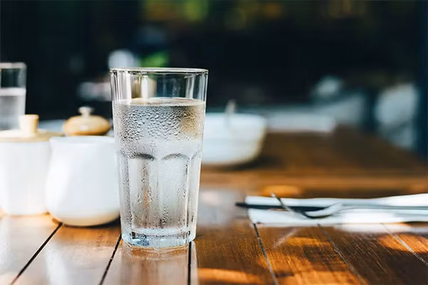 Nước lọc có giá thành rẻ, tốt cho sức khỏe. Ảnh minh họa: Healthline