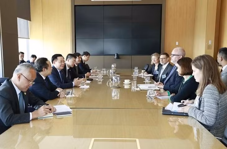 Trong chương trình thăm chính thức Australia, sáng 2/12, tại thành phố Melbourne, Chủ tịch Quốc hội Vương Đình Huệ tiếp Thượng nghị sĩ, đồng Bộ trưởng phụ trách Thương mại và Sản xuất Australia Tims Ayres. (Ảnh: Doãn Tấn/TTXVN)