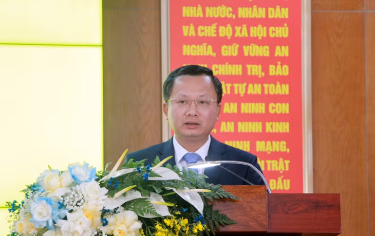 Đồng chí Cao Tường Huy, Quyền Chủ tịch UBND tỉnh, phát biểu tại hội nghị.