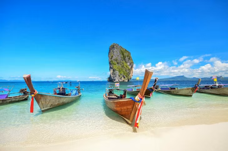 Phuket, Thái Lan: Tháng Giêng là thời điểm đẹp nhất để ghé thăm Phuket. Là hòn đảo lớn nhất và nổi tiếng nhất ở Thái Lan, Phuket nổi tiếng với một số bãi biển đẹp nhất thế giới như Kata Noi, Nai Harn... Du khách có thể tham quan các quần đảo nổi tiếng, ngắm hoàng hôn, tìm hiểu về văn hóa và lịch sử Thái Lan khi đến đây. Ảnh: TripSavvy.