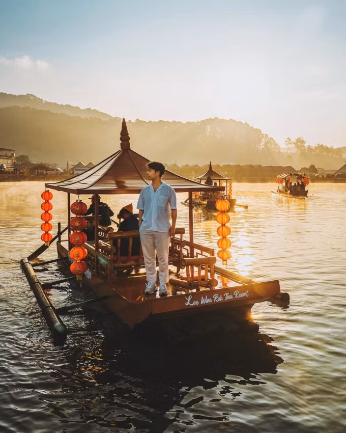 Đặc biệt, chèo thuyền trên hồ được nhiều du khách ưa chuộng, nhất là lúc tinh mơ. Từ tháng 10 đến tháng 2 năm sau, màn sương mỏng quanh hồ ảo diệu. Đây cũng là một trong những điểm 'săn mây' đẹp ở Thái Lan vào cuối năm. Để tới Mae Hong Son, du khách phải di chuyển khá xa theo đường núi, qua nhiều khúc cua ngoặt. Bù lại, thiên nhiên nơi này không làm bạn thất vọng. Ảnh: Instagram nnoncyn