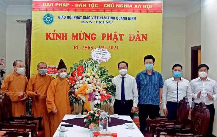 Ban Tôn giáo Chính phủ tặng hoa chúc mừng Ban Trị sự GHPGVN tỉnh Quảng Ninh nhân dịp Đại lễ Phật đản PL 2565 - DL 2021