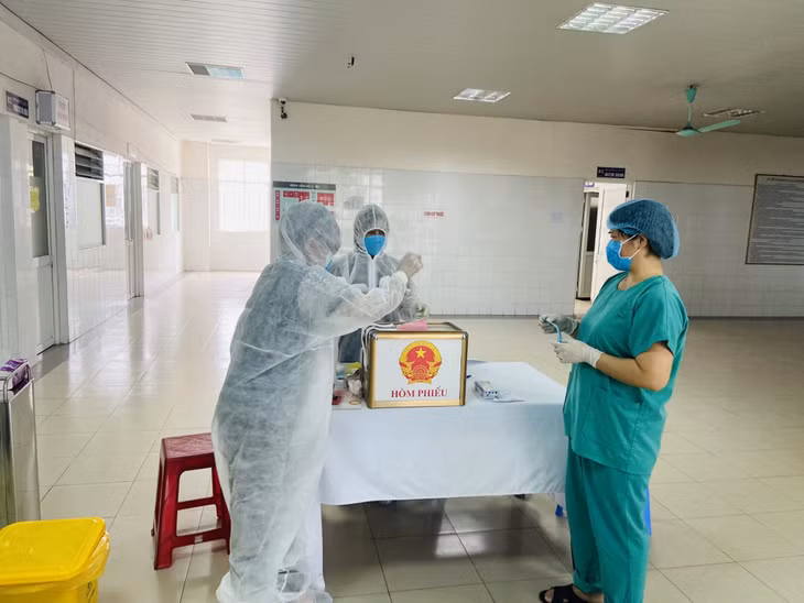 Cử tri tại khu vực cách ly, Bệnh viện số 2, bỏ phiếu bầu cử.