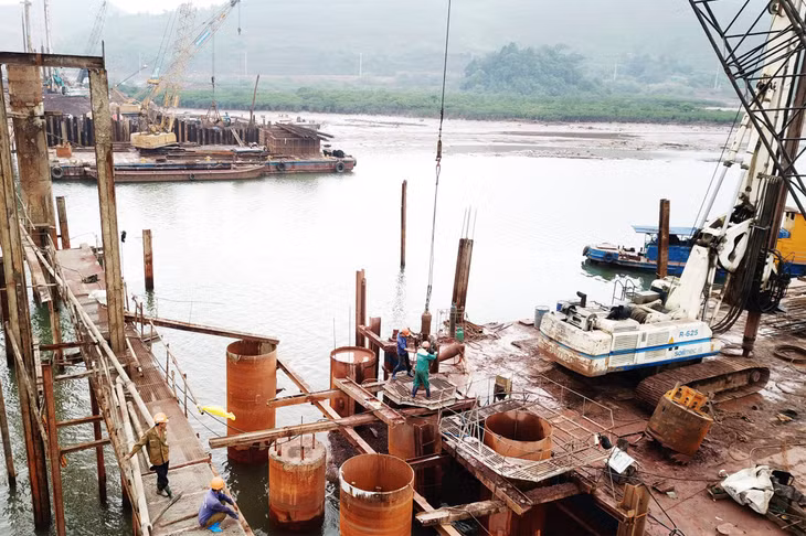 Thi công cọc khoan nhồi cầu Vân Tiên.
