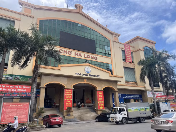 Chợ Hạ Long I hiện là mô hình mẫu, vừa là nơi giao thương buôn bán, vừa thu hút đông đảo khách du lịch.
