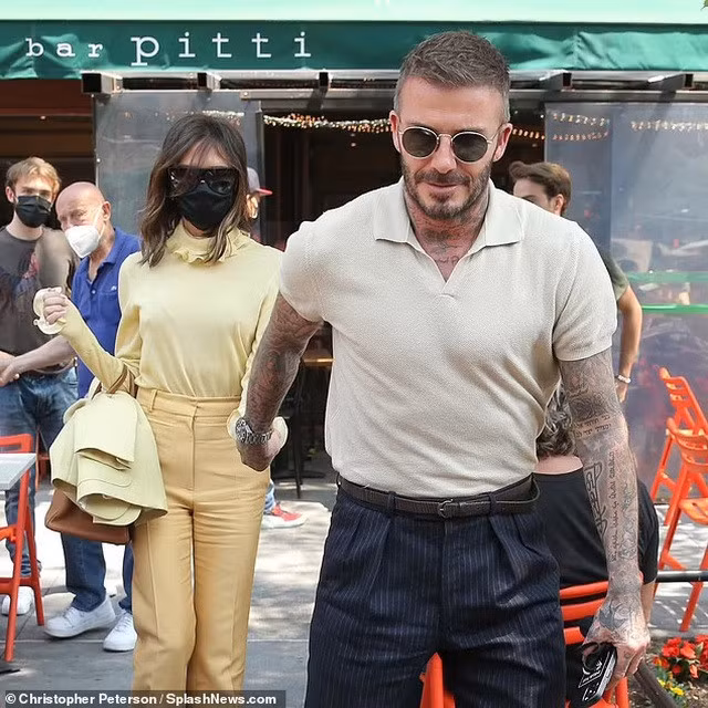 David Beckham nắm tay vợ một cách tình tứ khi họ rời nhà hàng sau bữa trưa. Cựu danh thủ người Anh vẫn trẻ trung, phong độ ở tuổi 46.