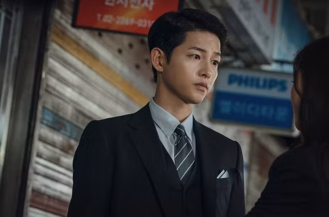Song Joong Ki đứng thứ 7 trong danh sách top 9 nghệ sĩ được trả cát-sê cao nhất Hàn Quốc khi "bỏ túi" 68 nghìn đô la Singapore (1,1 tỷ đồng) cho một tập phim truyền hình.