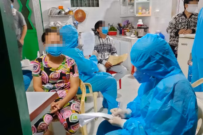 Những người tiếp xúc với bệnh nhân được lấy mẫu xét nghiệm và cách ly. Ảnh: A.C.