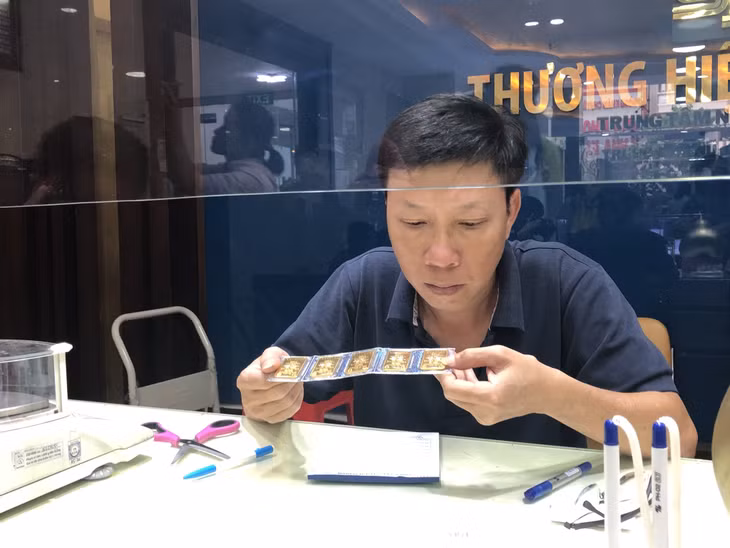 Vàng SJC tăng giảm thất thường