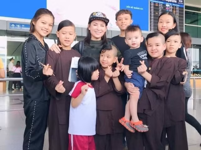 Tại Việt Nam, Phi Nhung nhận rất nhiều trẻ mồ côi để nhận nuôi dưỡng và cho ăn học cho đến khi các bé đủ 18 tuổi.