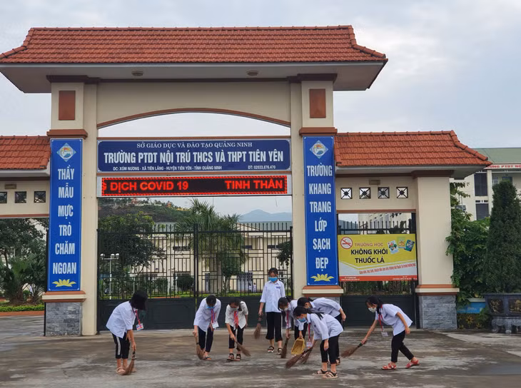 Học sinh Trường PTDT Nội trú THCS&amp;THPT Tiên Yên tham gia dọn vệ sinh môi trường khu vực cổng trường.