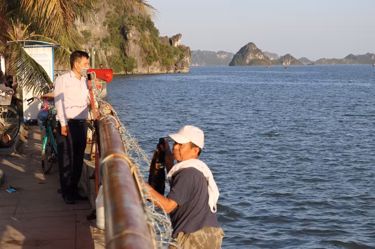 Một số khu vực mặc dù có sự nhắc nhở của lực lượng chức năng nhưng người dân vẫn vô tư vượt rào xuống tắm.