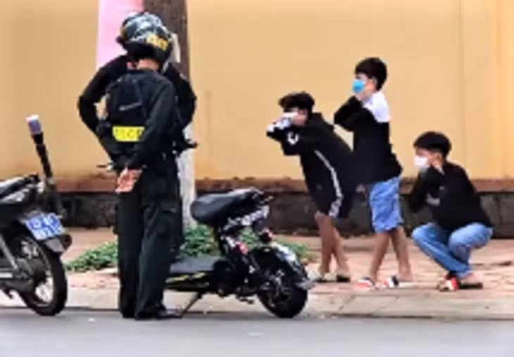 Các học sinh bị phạt bằng cách