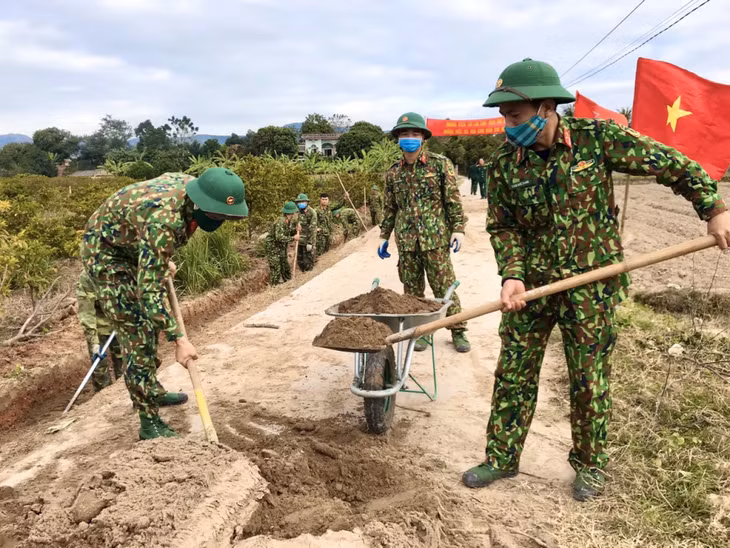 Lực lượng vũ trang TX Đông Triều tham gia xây dựng nông thôn mới.