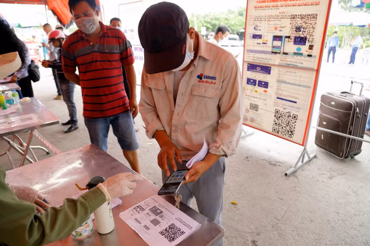 Lượng người và phương tiện qua lại phía Quốc lộ 10 qua chốt cầu Đá Bạc cũng khá đông, trung bình khoảng 2.500 phương tiện và 2.800 người/ngày. Việc khai báo y tế điện tử, quét QR code giúp tiết kiệm được khá nhiều thời gian khai báo tại chốt, giảm thiểu ùn tắc giao thông.