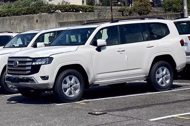 Toyota Land Cruiser 2022 lộ diện