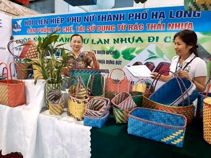 Tại các hội chợ OCOP của tỉnh, những sản phẩm làm từ dây đai nhựa của HPN phường Hà Trung thường xuyên bị "cháy hàng".