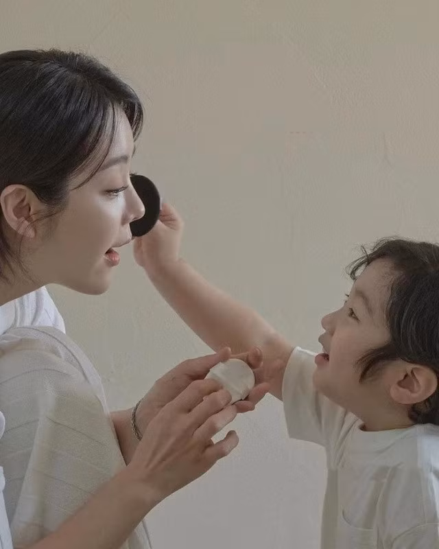 Chae Rim và con trai cùng xuất hiện trong quảng cáo mới nhất cho dòng mỹ phẩm mà cô sở hữu