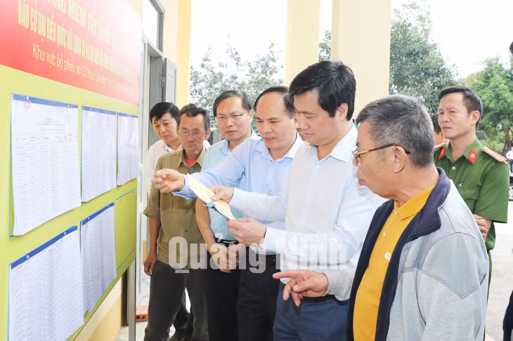 Chủ tịch UBND tỉnh Nguyễn Tường Văn kiểm tra công tác bầu cử tại phường Trà Cổ (4-2021). Ảnh: Trúc Linh
