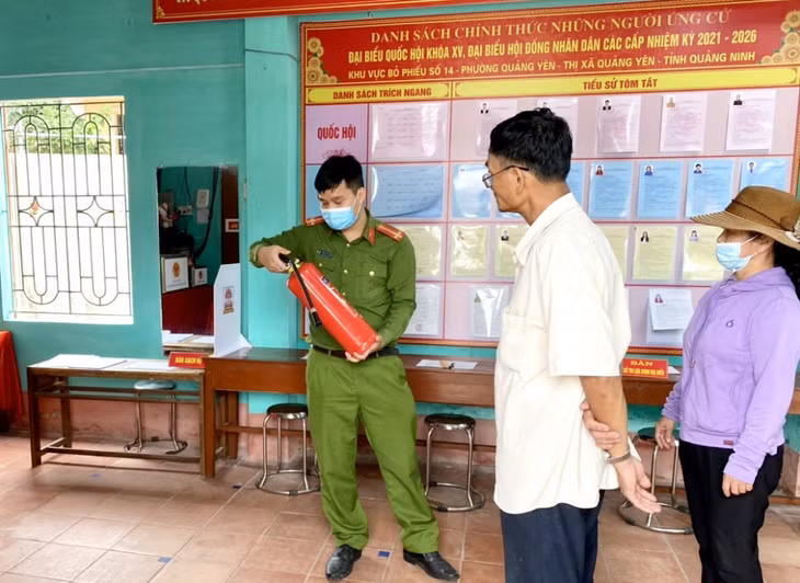 Công an TX Quảng Yên kiểm tra phương tiện được trang bị tại một điểm bầu cử thuộc phường Quảng Yên, TX Quảng Yên.