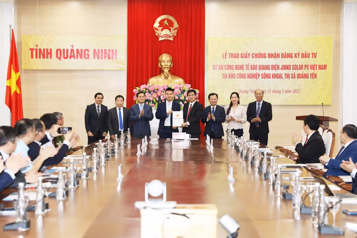 Lãnh đạo UBND tỉnh trao giấy chứng nhận đăng ký đầu tư cho Dự án công nghệ tế bào quang điện Jinko Solar PV Việt Nam có tổng mức đầu tư 500 triệu USD cho Công ty Jinko Solar Hong Kong.