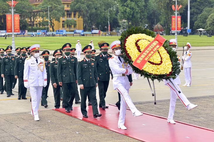 Đoàn đại biểu Quân ủy T.Ư và Bộ Quốc phòng đặt vòng hoa và vào Lăng viếng Chủ tịch Hồ Chí Minh.
