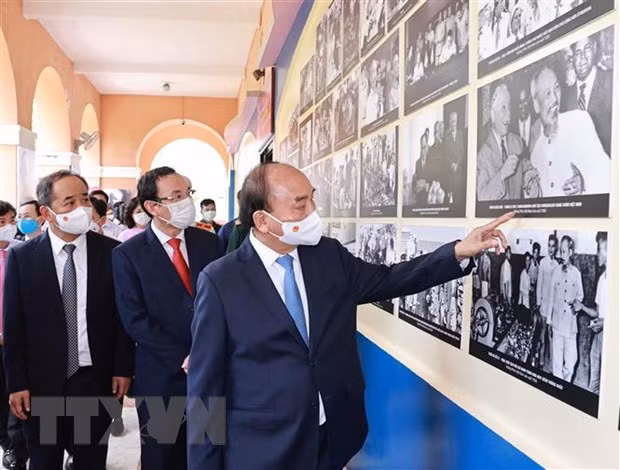 Chủ tịch nước Nguyễn Xuân Phúc tham quan Triển lãm Hình ảnh và Hình tượng Chủ tịch Hồ Chí Minh trong các tác phẩm điện ảnh tại Bảo tàng Hồ Chí Minh - Chi nhánh Thành phố Hồ Chí Minh. Ảnh TTXVN