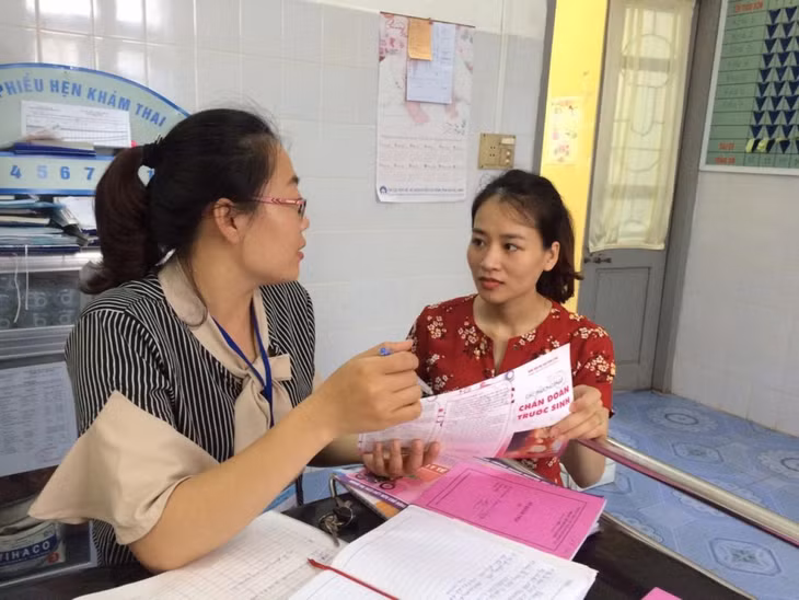 Cán bộ dân số trên địa bàn TP Móng Cái tích cực tuyên truyền về sàng lọc trước sinh và sơ sinh cho đối tượng phụ nữ trong độ tuổi sinh đẻ. Ảnh chụp trước ngày 27/4/2021.