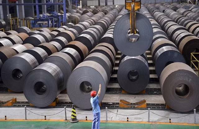 Chỉ riêng trong tháng 5, giá thép cuộn đã tăng khoảng 10%. (Ảnh minh họa: Báo Đầu tư)