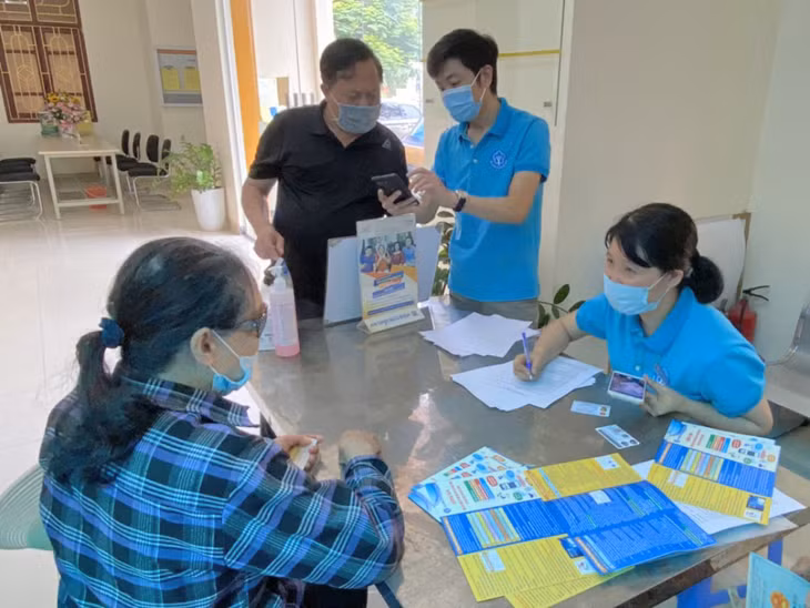 Hướng dẫn người dân tham gia BHXH tự nguyện, BHYT tại BHXH huyện Tiên Yên.