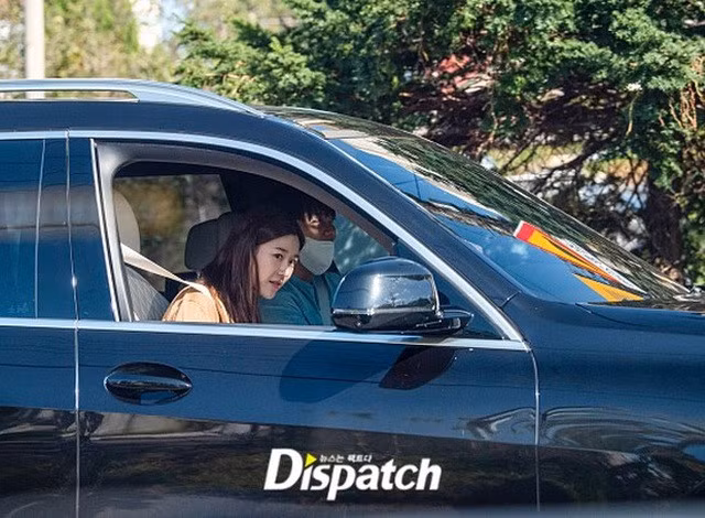 Lee Da In cúi đầu chào tạm biệt bà của bạn trai khi xe chuyển bánh.