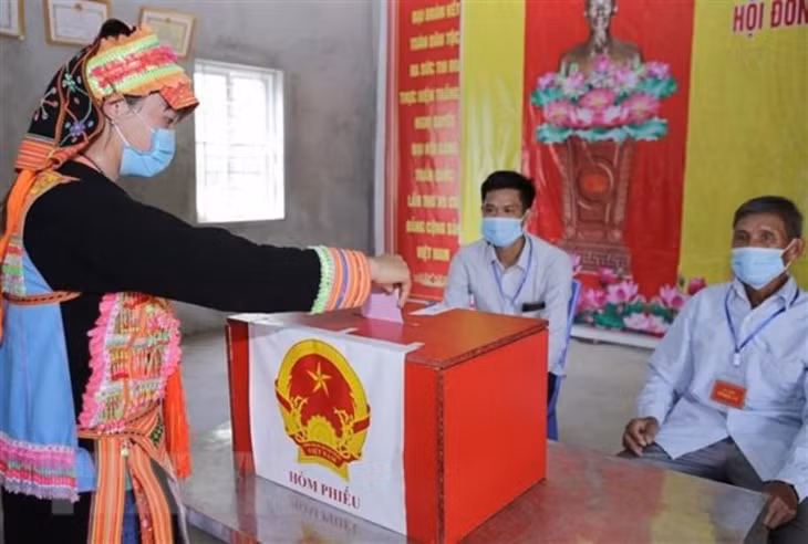 Cử tri bỏ phiếu bầu cử tại điểm bỏ phiếu số 10, bản Hùng Pèng, xã biên giới Ma Ly Pho, huyện Phong Thổ tỉnh Lai Châu. (Ảnh: TTXVN).