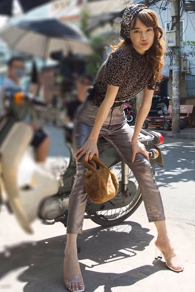 Nhã Phương vào vai cô gái thích chưng diện, lười biếng, ăn nói chua ngoa. Vì vậy, đạo diễn xây dựng cho cô hình ảnh có phần kỳ quặc. "Nếu là trước đây, Nhã Phương không bao giờ chịu mặc những bộ đồ như trong phim này. Tôi rất tin tưởng đạo diễn nên đồng ý phá vỡ hình ảnh từng gắn với mình nhiều năm", cô nói.