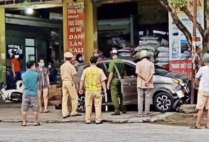 Hải Phòng: Xe ô tô đâm liên hoàn 4 xe máy, 1 người bị thương 1