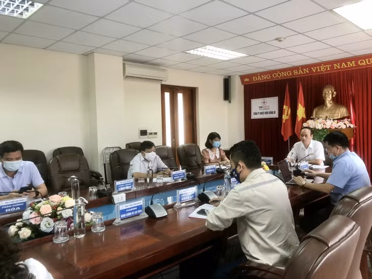 Ban lãnh đạo Công ty Nhiệt điện Uông Bí họp bàn kế hoạch sản xuất kinh doanh và triển khai dự án.