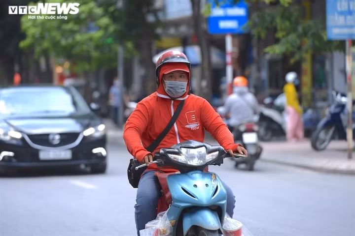 Shipper Hà Nội đang rất đông khách những ngày này.
