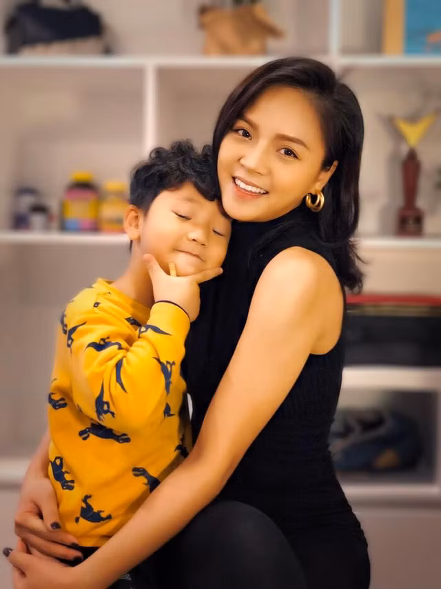 Thu Quỳnh và con trai.