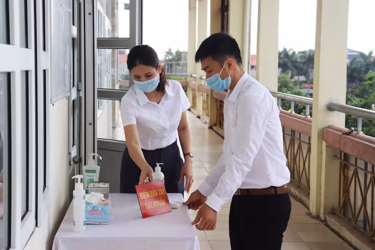 Khu vực rửa tay, sát khuẩn tại mỗi phòng thi được nhà trường chuẩn bị chu đáo.