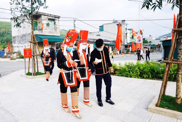Nhân dân, đồng bào các dân tộc huyện Bình Liêu háo hức đi bầu cử.