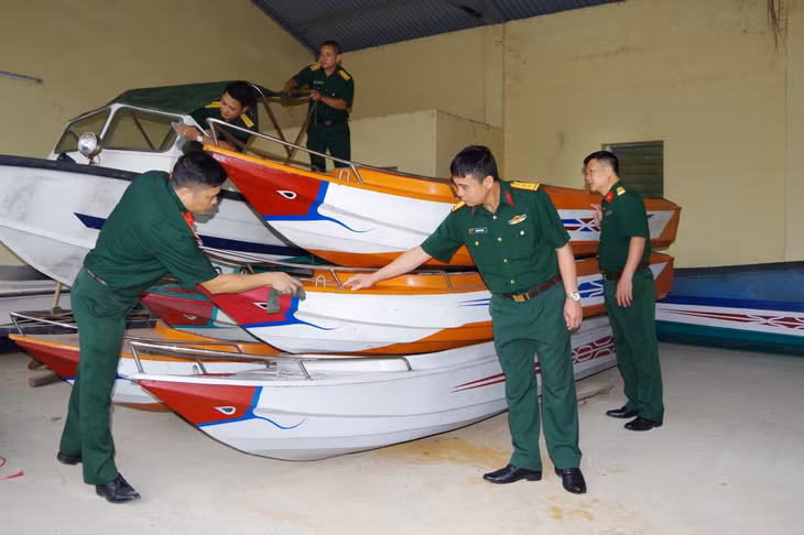 Cán bộ, chiến sĩ Ban CHQS huyện Ba Chẽ, thường xuyên lau chùi, bảo quản trang thiết bị PCLB.