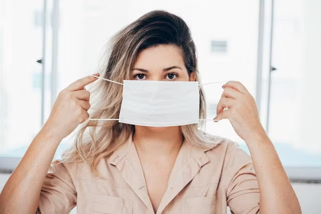 COVID-19: Tại sao nên đeo khẩu trang ngay cả khi ở nhà? - Ảnh 4.