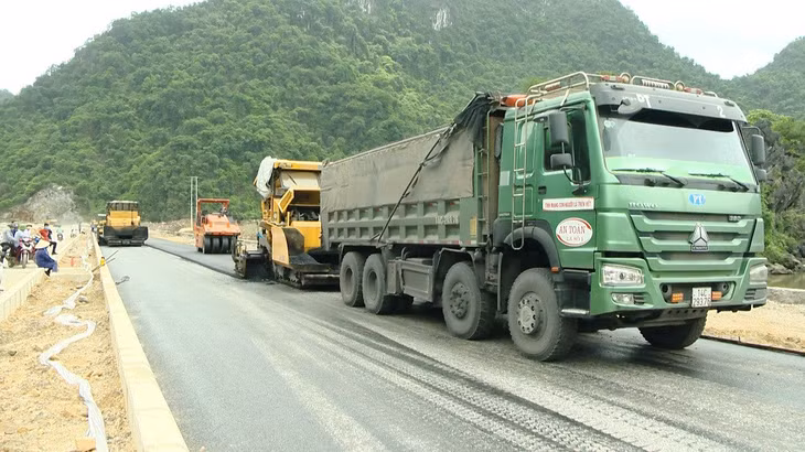 Đơn vị nhà thầu đang thi công thảm nhựa mặt đường lớp 2
