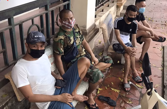 Nhóm thanh niên lúc bị đưa về trụ sở. Ảnh: Xuân Thanh.