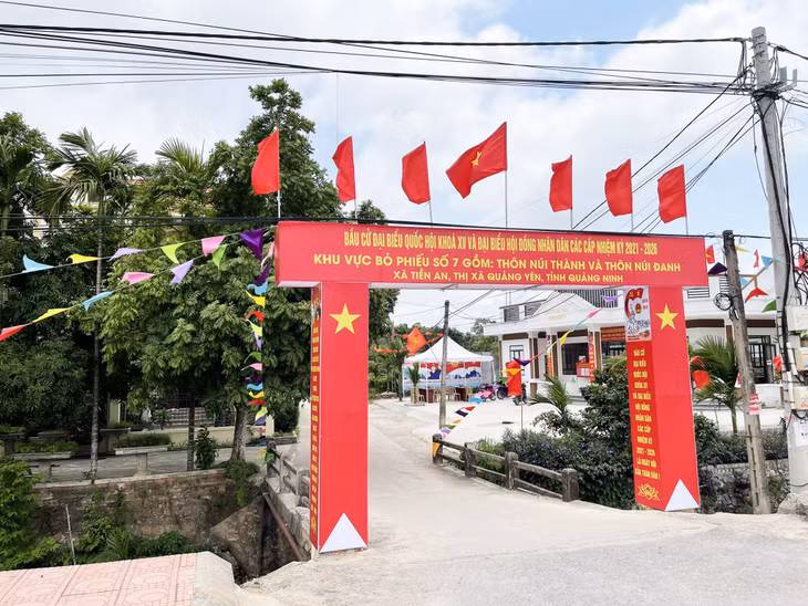 Các khu vực bỏ phiếu được trang trí rực rỡ và đảm bảo nghiêm ngặt các biện pháp phòng dịch Covid-19.